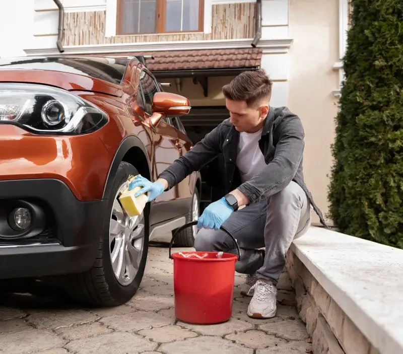 Lavage auto à domicile Saint-Martin-Cantalès : professionnel intervenant sur un véhicule